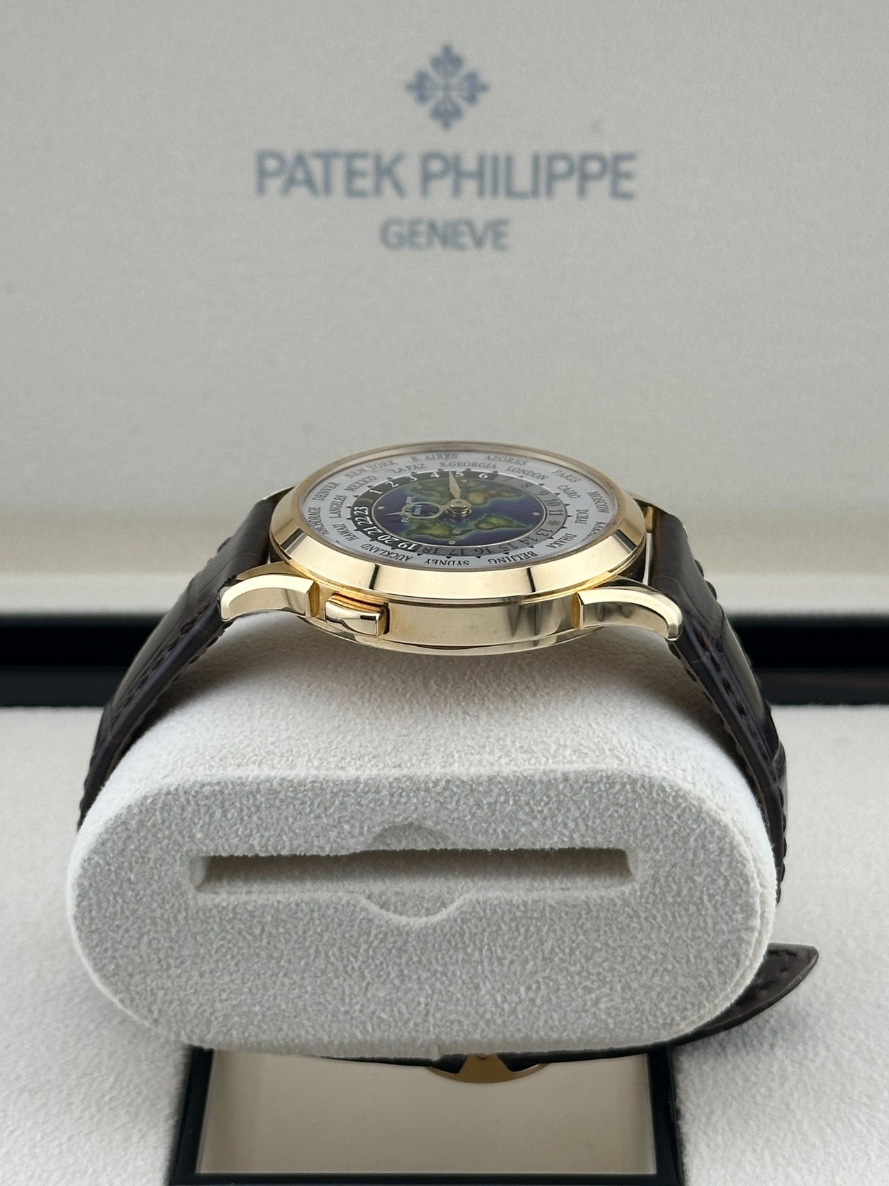 Patek Philippe Worldtimer 5231J-001: A Masterpiece of Timekeeping and Design