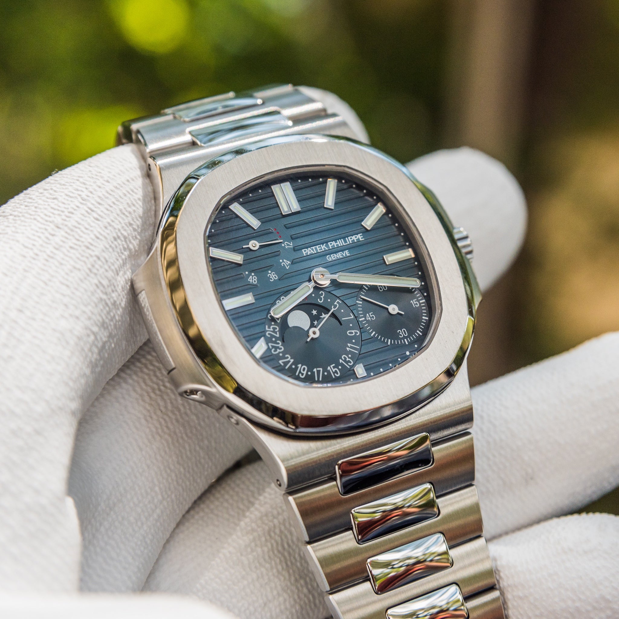 Discover the Patek Philippe 5712: Price, Features, and Market Trends